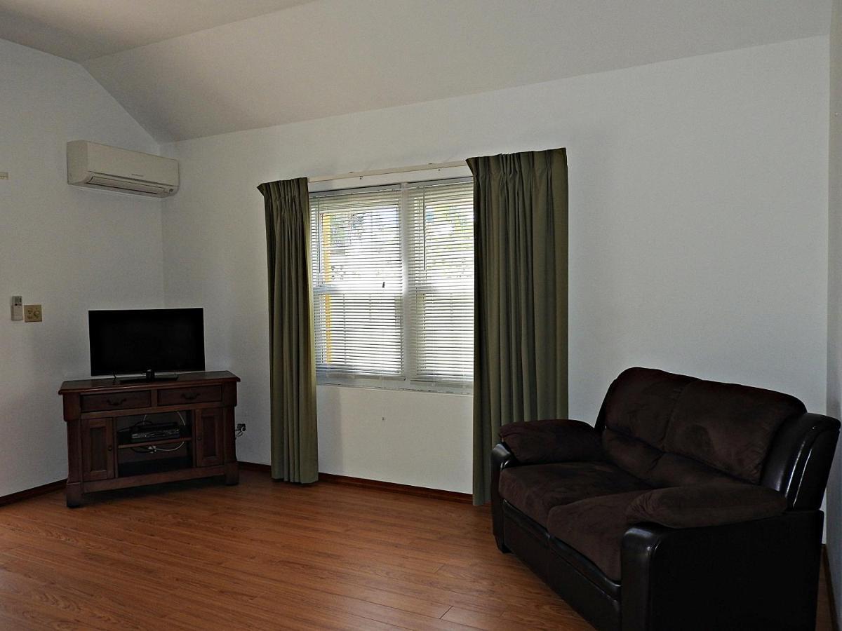 Windsong Guest Apartments Pembroke Экстерьер фото